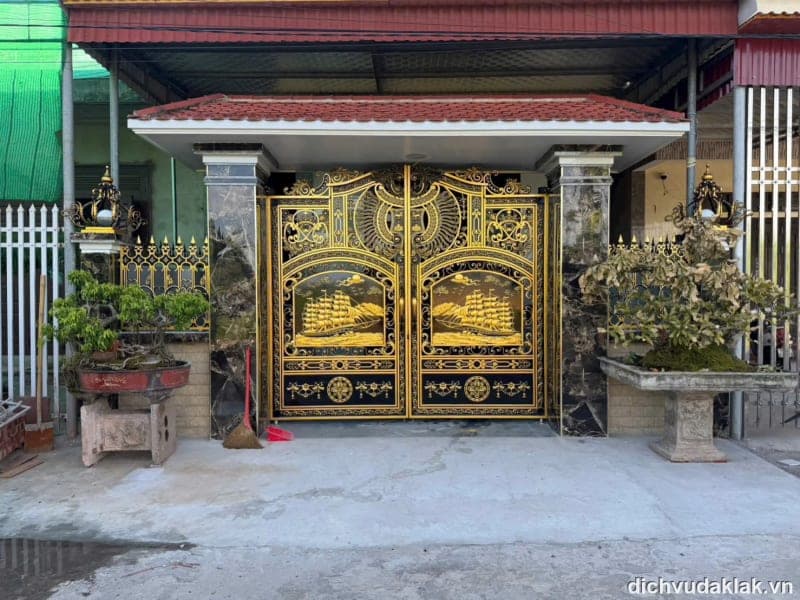 Cửa cổng nhôm đúc sang trong cho ngôi nhà tại Krong Pac Đắk Lắk