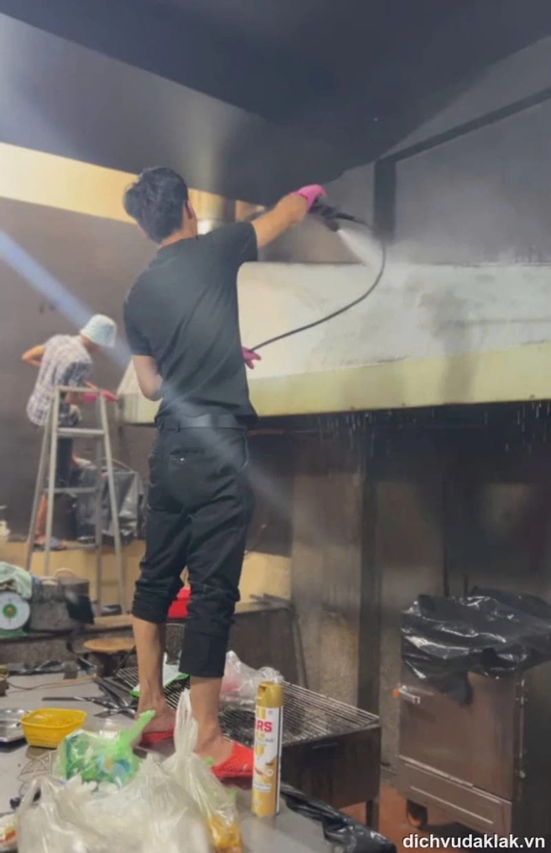 Đội vệ sinh ống khói cho Quán cơm, nhà hàng ở Nguyễn Hữu Thọ BMT
